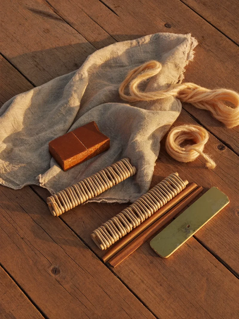 Campioni di lino, lana, rattan, terracotta e ottone su un tavolo